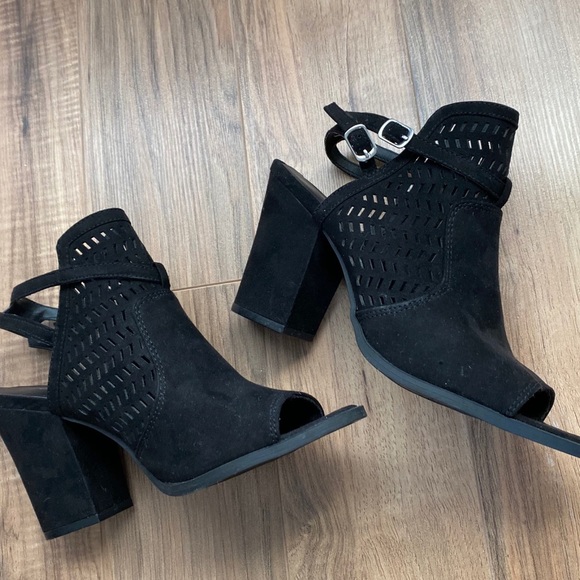 WELDON CAGED BLOCK HEEL SANDAL - Picture 5 of 8